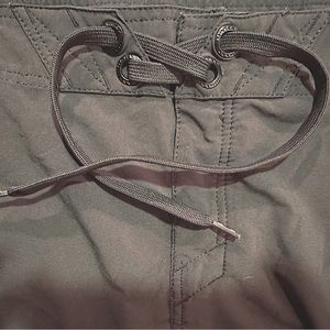 Oakley men’s shorts. Logo, front tie closure, back pocket/Velcro.